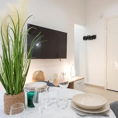 Renovated In The Heart Of Lägenhet *