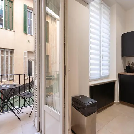 Renovated In The Heart Of Lägenhet