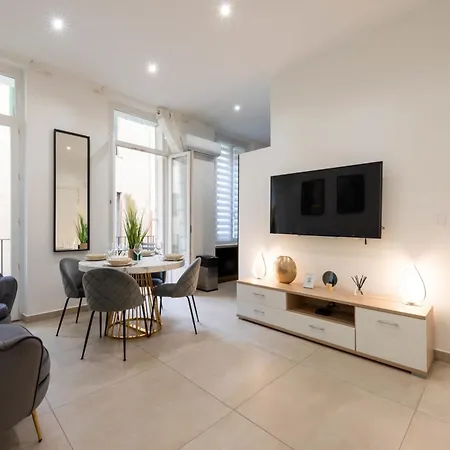 Renovated In The Heart Of Lägenhet *